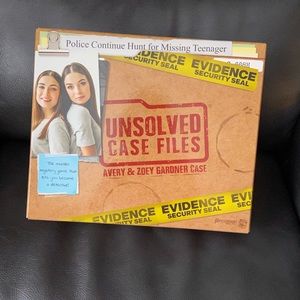 Unsolved Case Files Avery and Zoey Gardner Murder Mystery Game *used*